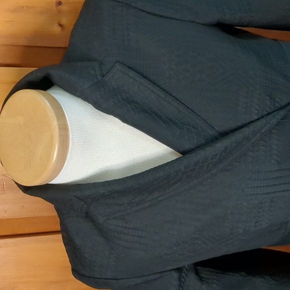 BCBG MAXAZRIA* NWT textured, wrap 2 pocket long sleeve notch collar lapel blazer - Picture 3 of 16